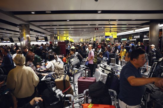 英国航空交通“大瘫痪	”余波未平 政府排除网络攻击可能